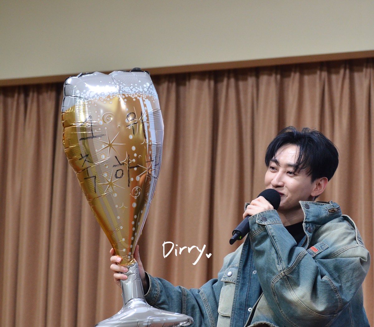 1위 축하해🍾

250207 MK FANSIGN

#슈퍼주니어 #슈주 #superjunior #sj #suju
#은혁 #혁재 #이혁재 #銀赫 #李赫宰 #赫宰 #hyukjae #leehyukjae #eunhyuk