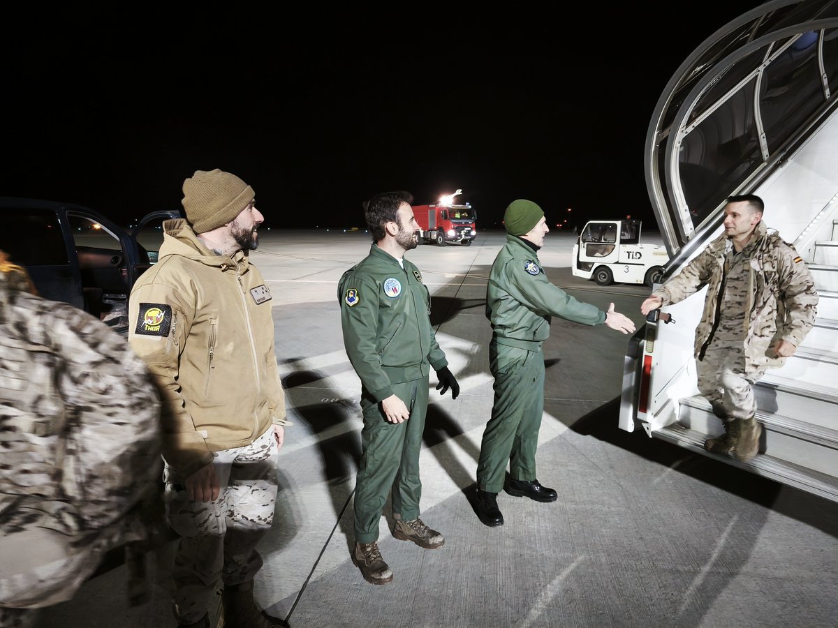 EMADmde's tweet image. Relevo de tripulaciones del #DATPaznic en Rumanía 🇷🇴. Las nuevas incorporaciones han realizado su primer reabastecimiento en vuelo junto al A400. Estamos comprometidos con nuestros aliados y preparados para la protección del flanco este de la Alianza. @NATO #MOPS @EjercitoAire