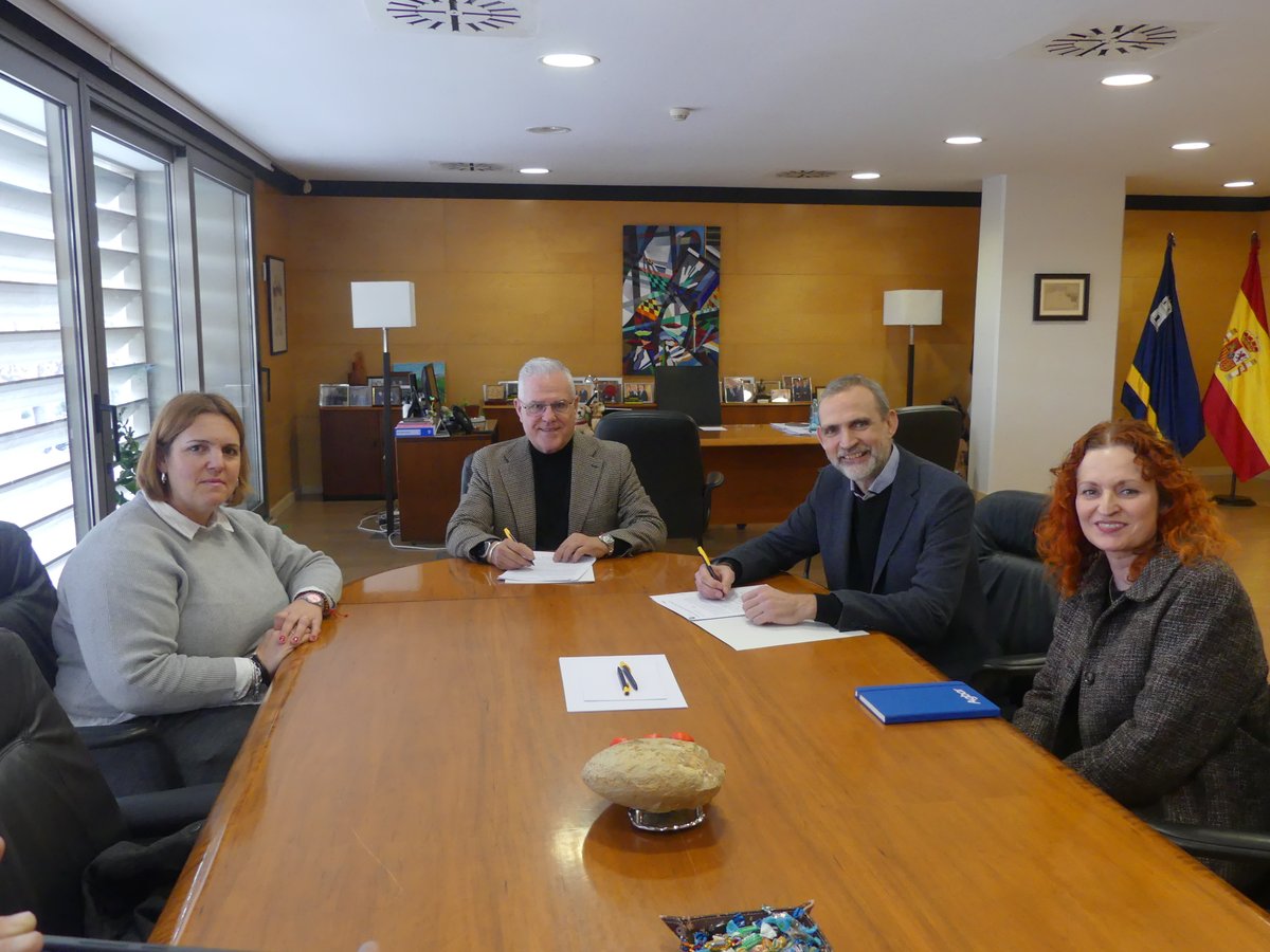 🤝 Amb l'<a href="/AjuntamentSalou/">Ajuntament de Salou</a> renovem el fons de solidaritat que destinem a ajudar famílies en situació de vulnerabilitat.

✍️ L'alcalde <a href="/PereGranados/">Pere Granados</a> i el director Agbar Camp-Ebre <a href="/dgallmar/">David Gall Martin</a> han signat aquest conveni.

💧 Garantim el subministrament d'aigua a tothom.

#AGBARambtu
