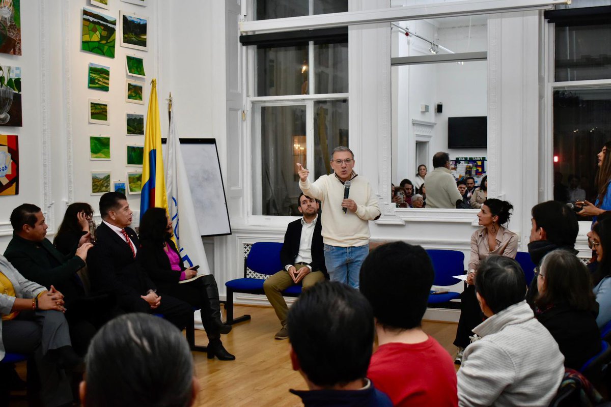 consuladoloncol's tweet photo. ✨Encuentro con la comunidad colombiana 🇨🇴🇬🇧. Un espacio de escucha y construcción colectiva, para fortalecer nuestros lazos y mejorar nuestros servicios. Gracias por participar! Este #ConsuladoDePuertasAbiertas seguirá trabajando por ustedes💛💙❤️

@IreneVelezT @RoyBarreras https://t.co/HWqJEyDaTT