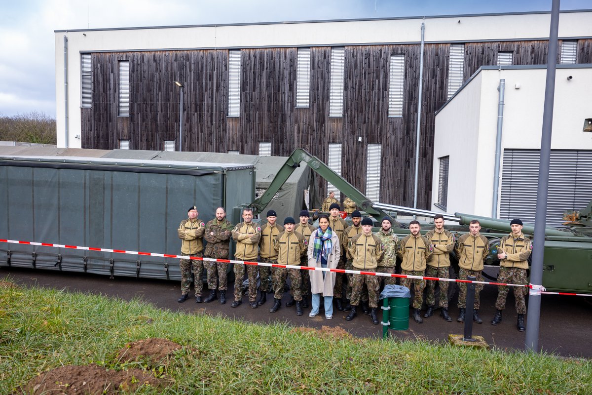 Nous nous engageons pour la #Wanteraktioun ! Installation de 2 tentes et 25 lits de campagne par nos militaires du Service Logistique et de la Compagnie A ! #merci #cohésion #engagement #droiture #fiabilité