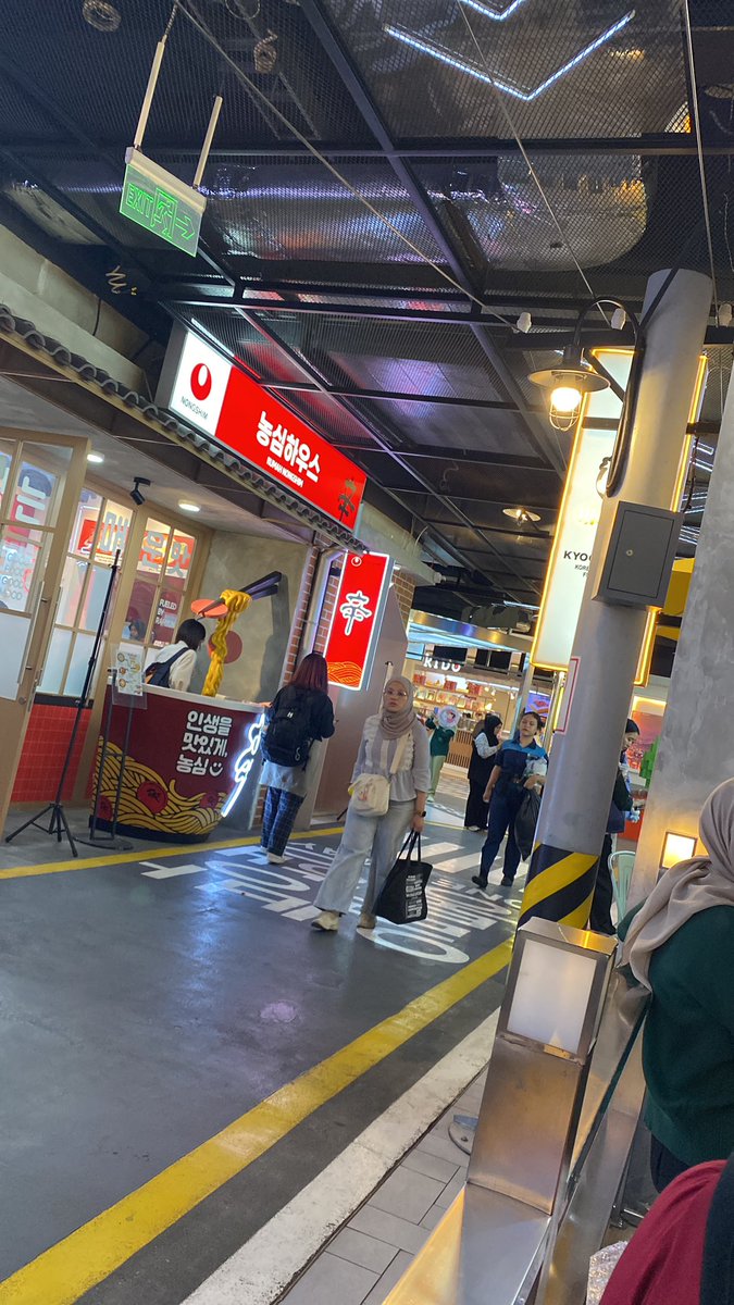 WTS ‼️
Yellow south day1 
Door 229 Row 3x seat 1x ,
Yellowsouth DAY2
Door 231 row 4x. Seat 11x

Cod at lotte 

#SEVENTEEN_RIGHT_HERE_IN_JAKARTA #SEVENTEEN #seventeen