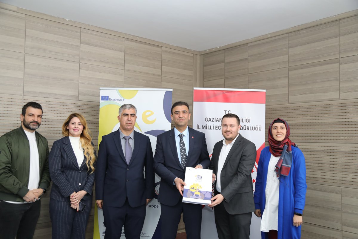 İl Millî Eğitim Müdürümüz Dr. Erdal Kılınç, İl Millî Eğitim Müdür Yardımcısı Bedriye Soku ile  2023-2024 eTwinning Okulu Başvuru Süreci sonunda "eTwinning Okulu" rozeti almaya hak kazanan eğitim yuvalarının okul müdürü ve öğretmenlerini tebrik etti.💐

Bu kapsamda "eTwinning