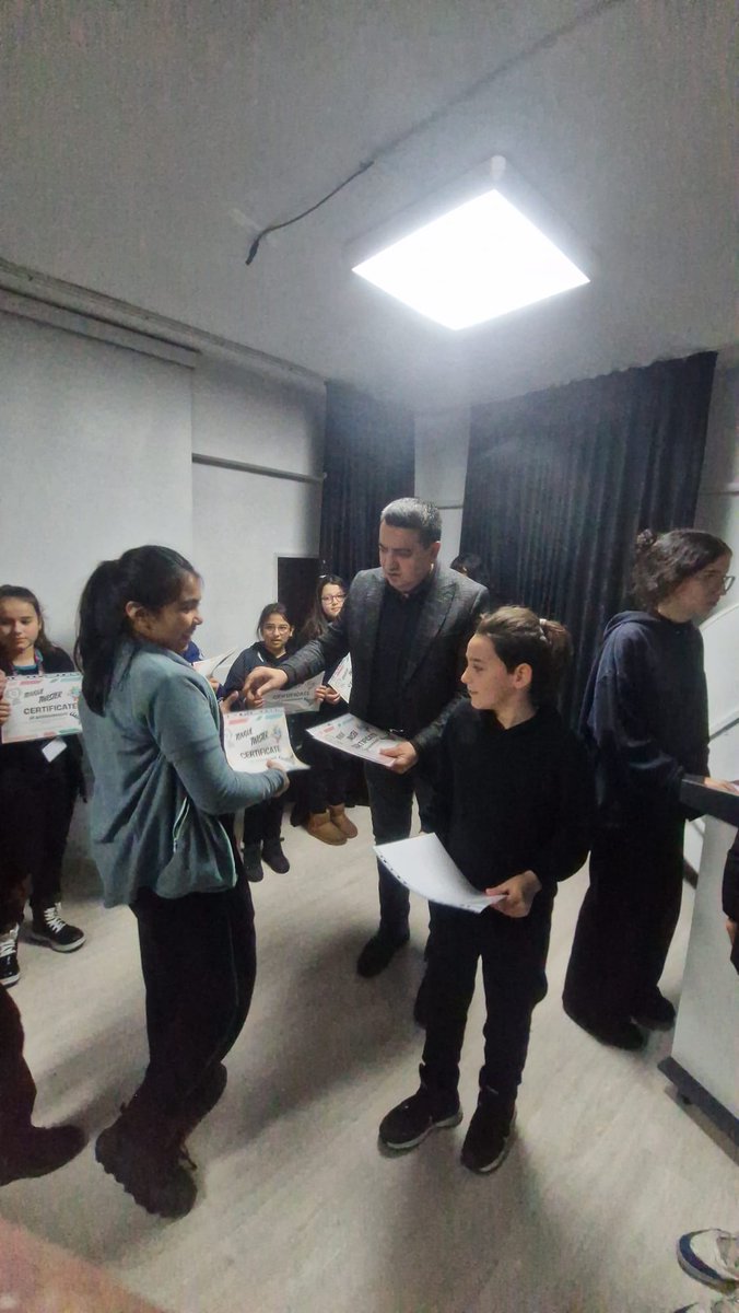GaziogluMacide's tweet photo. Başarıyı geliştirme projesi kapsamında yapılan ingilizce tekerleme yarışmasında birinciliği stars grubu almıştır.Emeği geçen tüm öğretmenlerimize teşekkür ederiz @bursailmem16 @nilufermem16 @ACAR16RAMAZAN @BursaValiligi https://t.co/7v121aIAHU