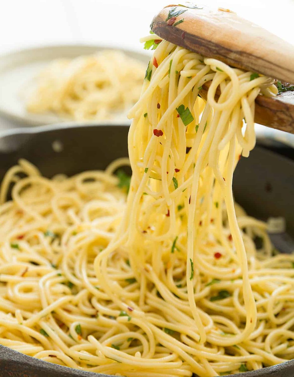 OakhurstOlives's tweet photo. This humble, garlicky spaghetti with olive oil needs just a few basic ingredients, comes together in 10 minutes, and is packed with flavour. 🌿
https://t.co/Coag3nB6rb
#EVOO #oliveoil #OakhurstOlives #spaghetti #quickbites #ItalianFlavours #simpleindulgence #foodie #recipe https://t.co/9qg9WdXzXN