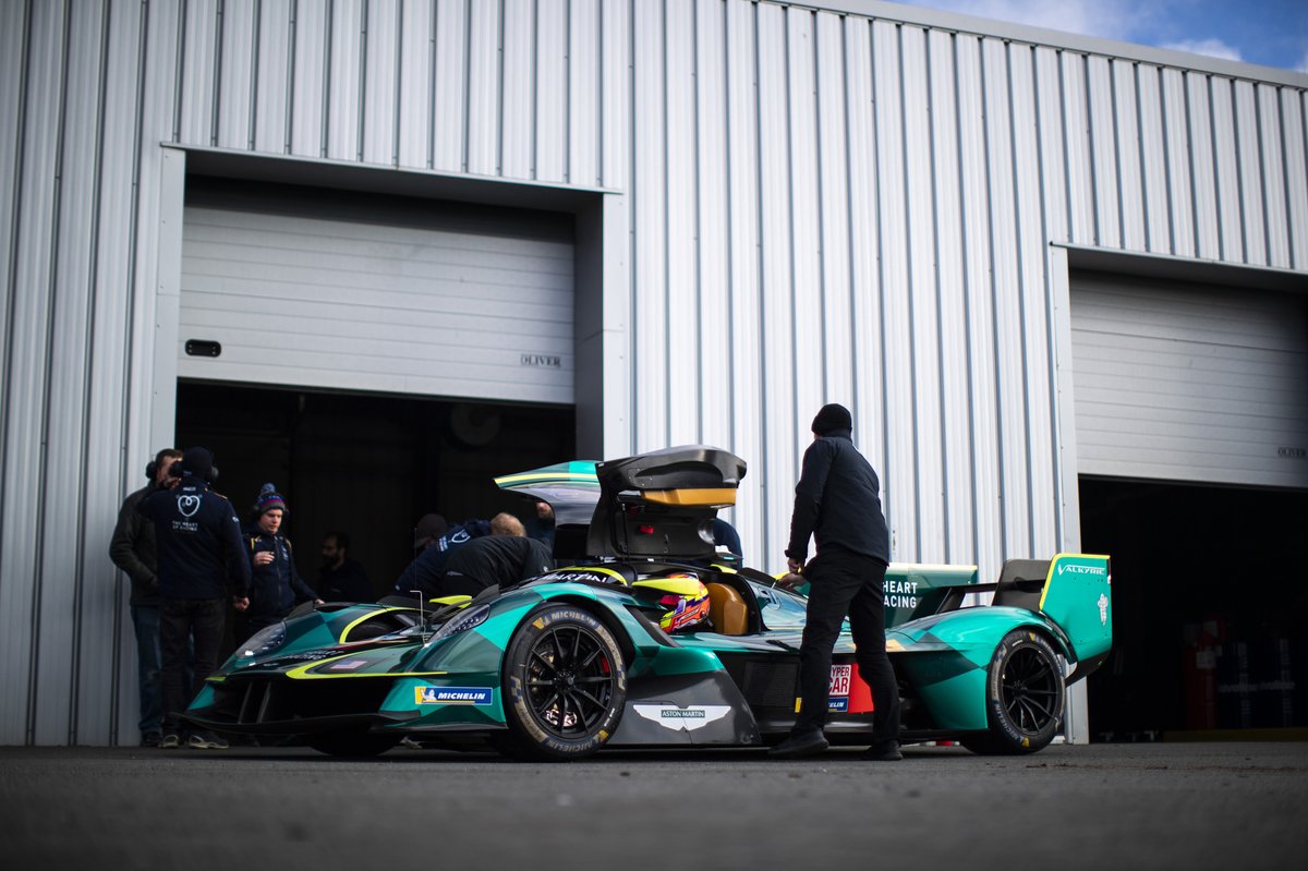 Motorsport_FR's tweet image. L'Aston Martin Valkyrie #LMH se teste à Silverstone 👀

#WEC #LeMans24