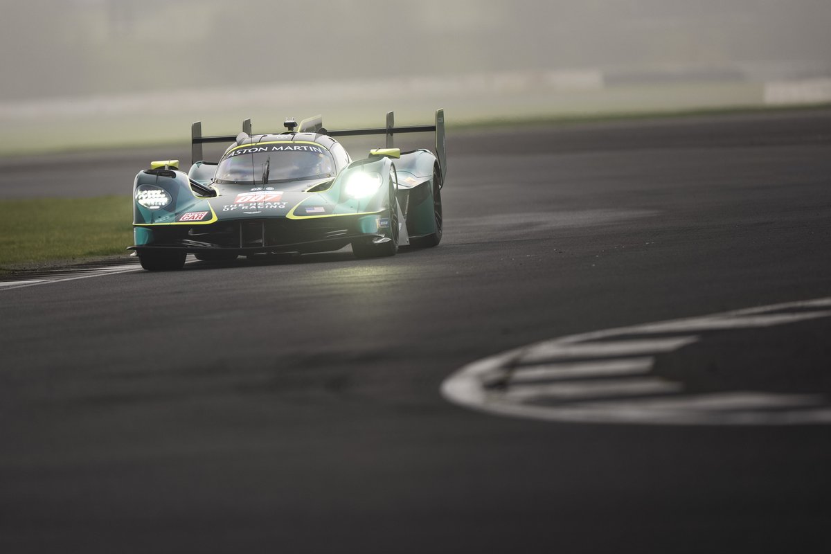 Motorsport_FR's tweet image. L'Aston Martin Valkyrie #LMH se teste à Silverstone 👀

#WEC #LeMans24