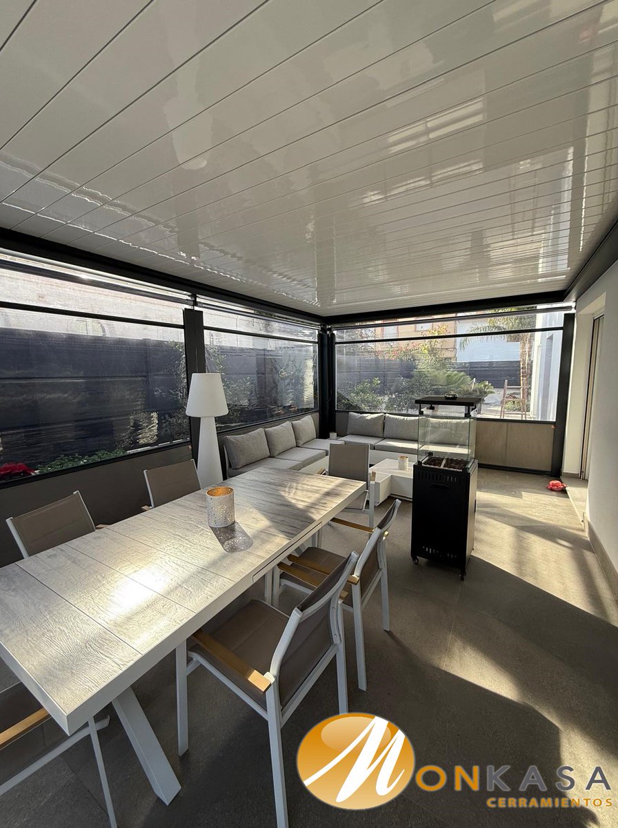 🌟 ¡Transforma tu terraza en el corazón de tu hogar con <a href="/MONKASACERRA/">MONKASA CERRAMIENTOS</a> ! 🌟

Este fin de semana, disfruta de momentos inolvidables con familia y amigos bajo nuestra espectacular pérgola bioclimática. ☀️🌿
¡Haz de tu terraza el lugar ideal para relajarte y compartir! 🥳✨