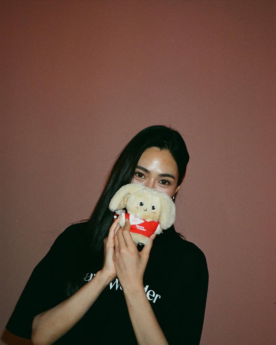 twpmeena's tweet photo. LING WITH ALWAYS WONDER MERCH, SHE'S SO CUTE 😭😭😭🤏🏻🤏🏻🤏🏻 https://t.co/wPkmUi8lGb