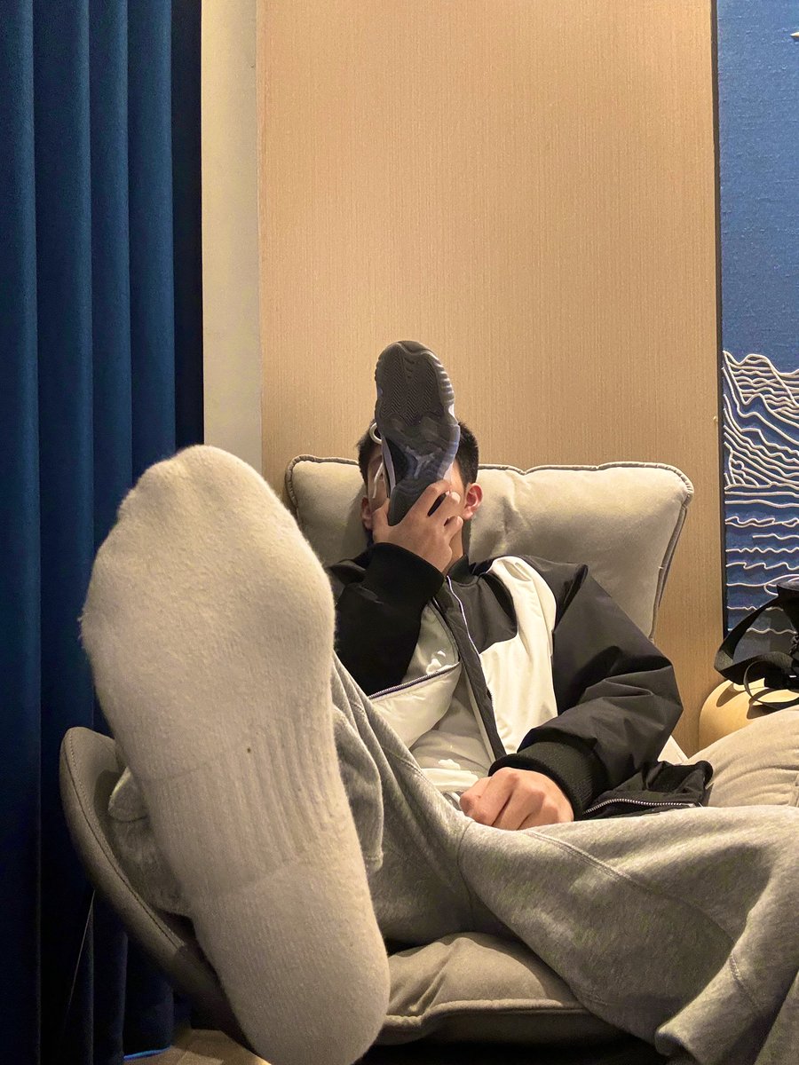 没有爸爸的
只能闻自己的了
#白袜 #黑皮 #伪S #rush #伟哥 #反差 #互骚 #性瘾 #农牛 #互撸 #紧身 #高弹 #正装 #丝袜 #磨枪 #原味 #黑袜