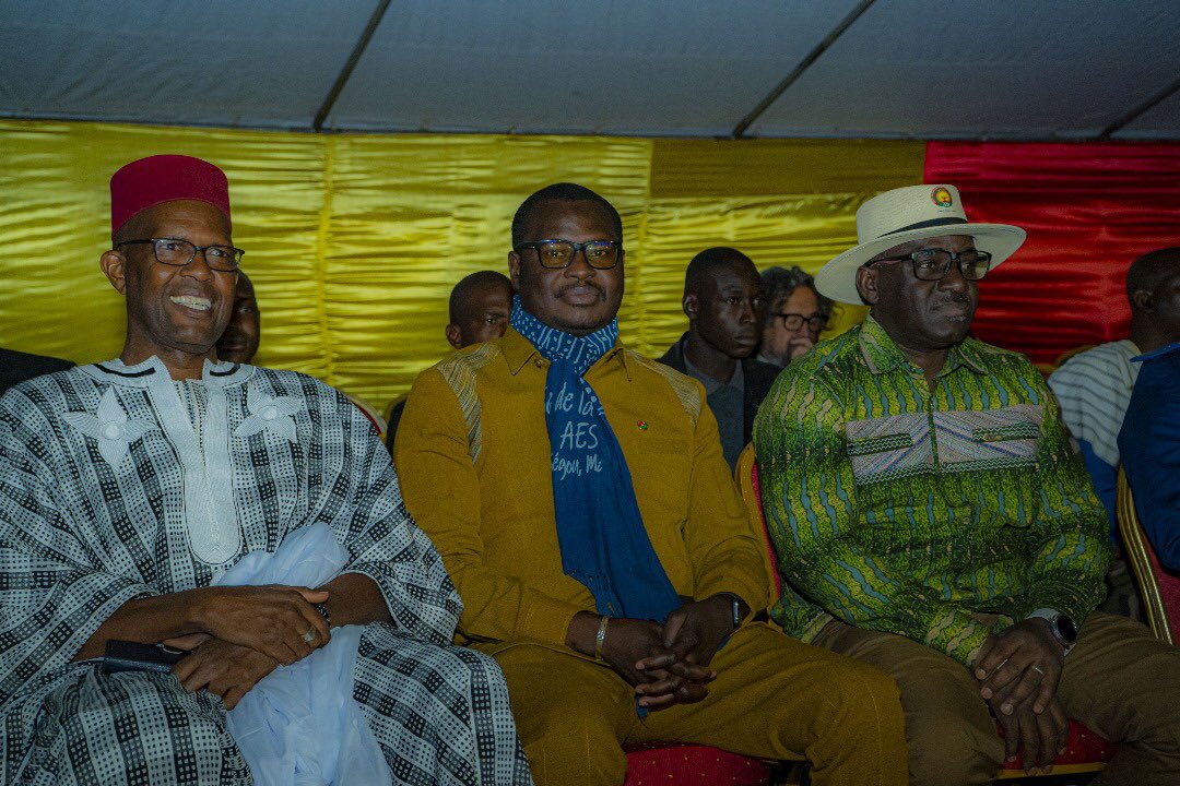 mdaffe's tweet photo. J’ai assisté ce mercredi 5 février 2025 aux côtés de mes homologues de l'AES et quelques membres du Gouvernement du Mali à la Nuit de l’AES à Ségou, une soirée riche en couleurs qui a célébré notre identité culturelle commune. https://t.co/Sqdjcb0K4v