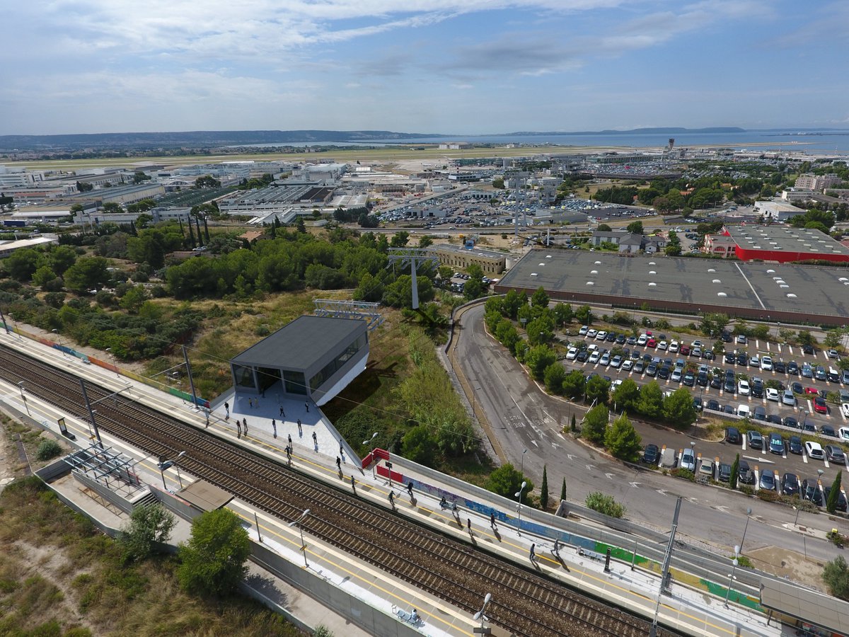 BrunoEven's tweet image. .@AirbusHeli, @AMPMetropole et @aeroportmp se sont engagés ce matin pour la réalisation d'un transport par câble entre la gare de Vitrolles et le site de Marignane.
Ce type d'initiative est nécessaire pour favoriser l'accès à notre site où travaillent plus de 12,000 personnes.