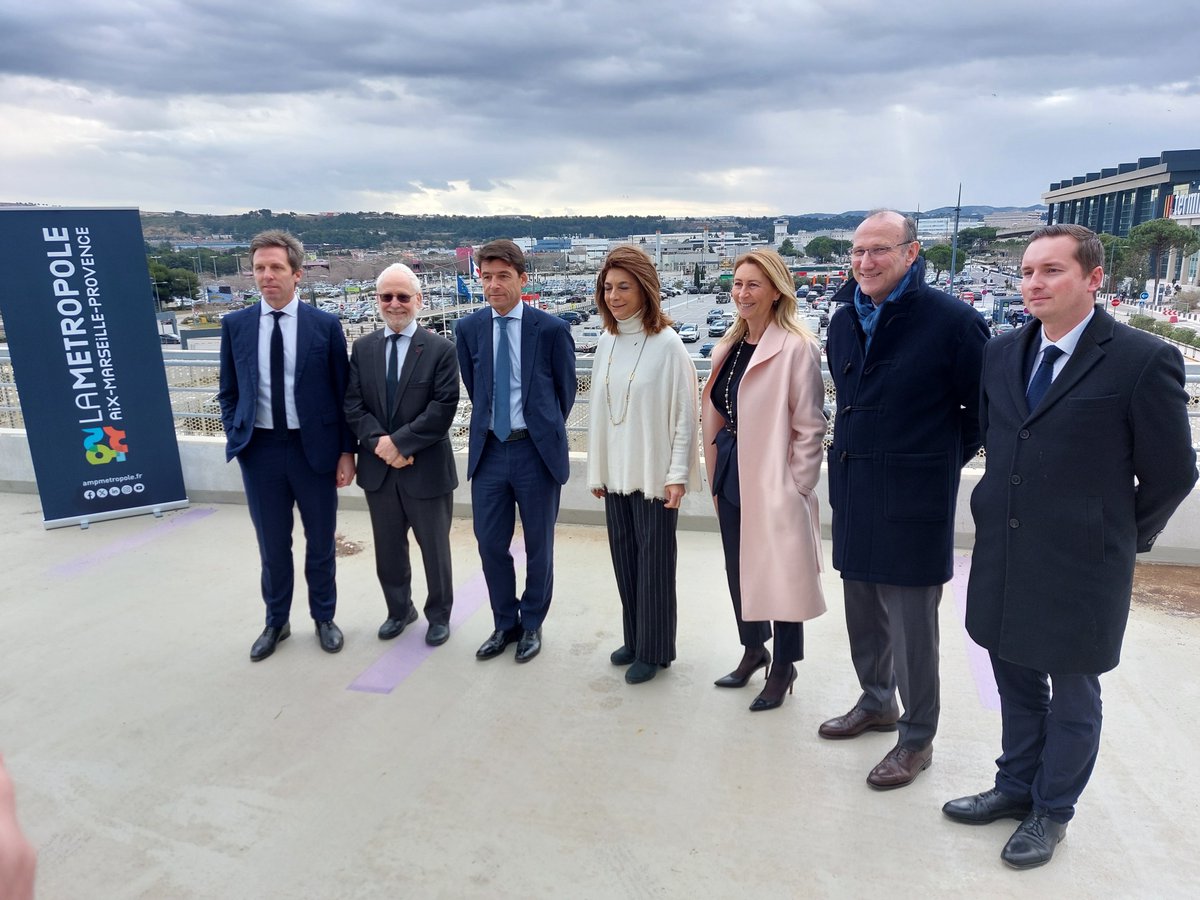 BrunoEven's tweet image. .@AirbusHeli, @AMPMetropole et @aeroportmp se sont engagés ce matin pour la réalisation d'un transport par câble entre la gare de Vitrolles et le site de Marignane.
Ce type d'initiative est nécessaire pour favoriser l'accès à notre site où travaillent plus de 12,000 personnes.