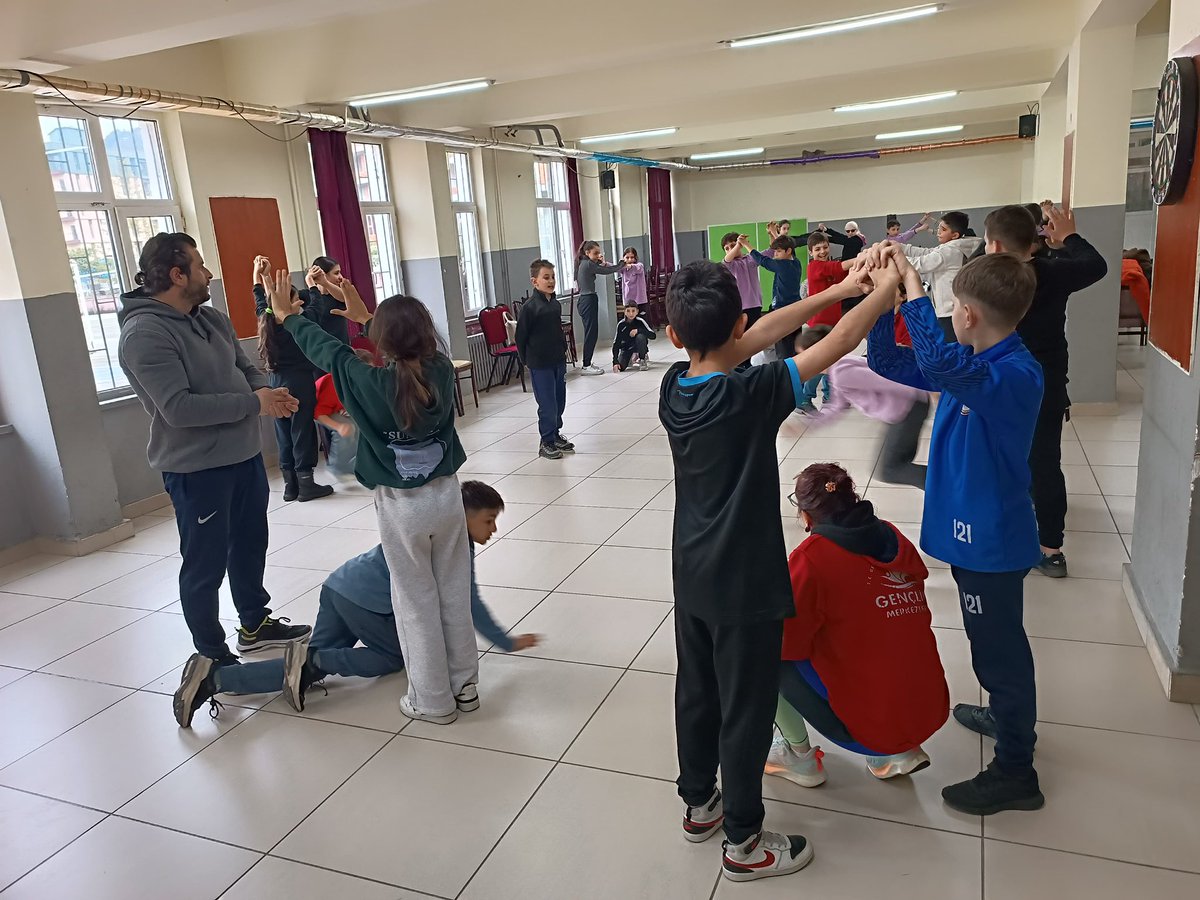 Okulların açılması ile birlikte #merkezimheryerde😉 faaliyetlerine start verdik.

Bugün hacılar ortaokulu öğrencileriyle bir aradaydık.

#merkezimheryerde 

@oa_bak 
@gsbgenclik 
<a href="/gencliksporbak/">Gençlik ve Spor Bakanlığı 🇹🇷</a> 
@drenesefendioglu 
@eminoglueness 
@hasankara0841 
@hayatiguneri08