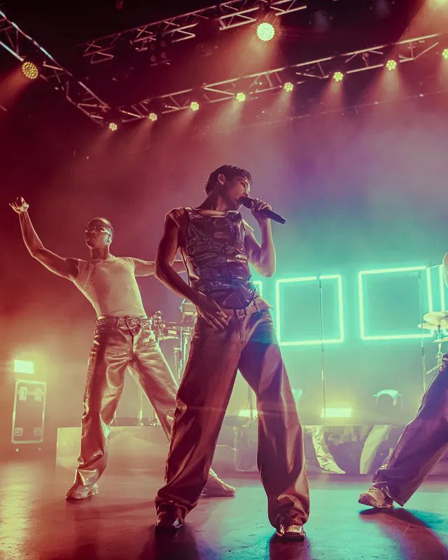 katsimme's tweet photo. the lighting the dancer in the back 🤌🤌impeccable https://t.co/UrEMdupGud
