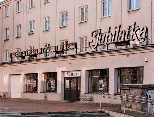 krakow_pl's tweet photo. #Krakow #NowaHuta #NeonyNowejHuty #neony #Jubilatka
Dziś  o godzinie 18.00  na budynku 11 osiedla Teatralnego zaświeci odnowiony neon „Jubilatka! Koniecznie przyjdźcie!
Zamontowana w 1971 roku „Jubilatka” dołączy do  „Ludwika” z os. Kazimierzowskiego 11, który również został w ostatnich latach wyremontowany, oraz do zrekonstruowanych neonów restauracji „Stylowa”. Wiecie, że „Jubilatka” jest jednym z najlepiej zachowanych neonów w Krakowie?
📷Neony Nowej Huty