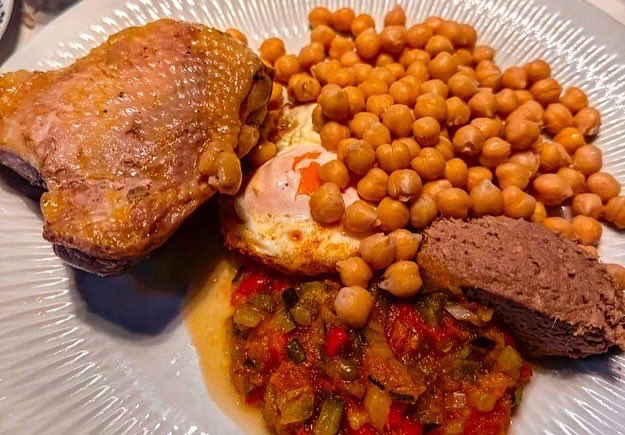 El chef <a href="/Jfelipepeira/">joaquin felipe peira</a> prepara su “cocido de corral” un guiso que aprendió en los fogones junto a su madre. Ahora, en  #restauranteatocha107 #Madrid A disfrutar de una interpretación inteligente y cuidada de este plato tan emblemático y con un productazo: 
gastroplanet.es/secciones/rest…