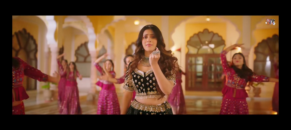 kaleshikanak's tweet photo. She had such pretty looks both indian & western in this mv & i loved this for us😭❤️
@nawab_hiba please start doing MVs again, we really miss that era🤌😭 PLEASE!!
#HibaNawab #Chabbi https://t.co/rzZ4FpybGh