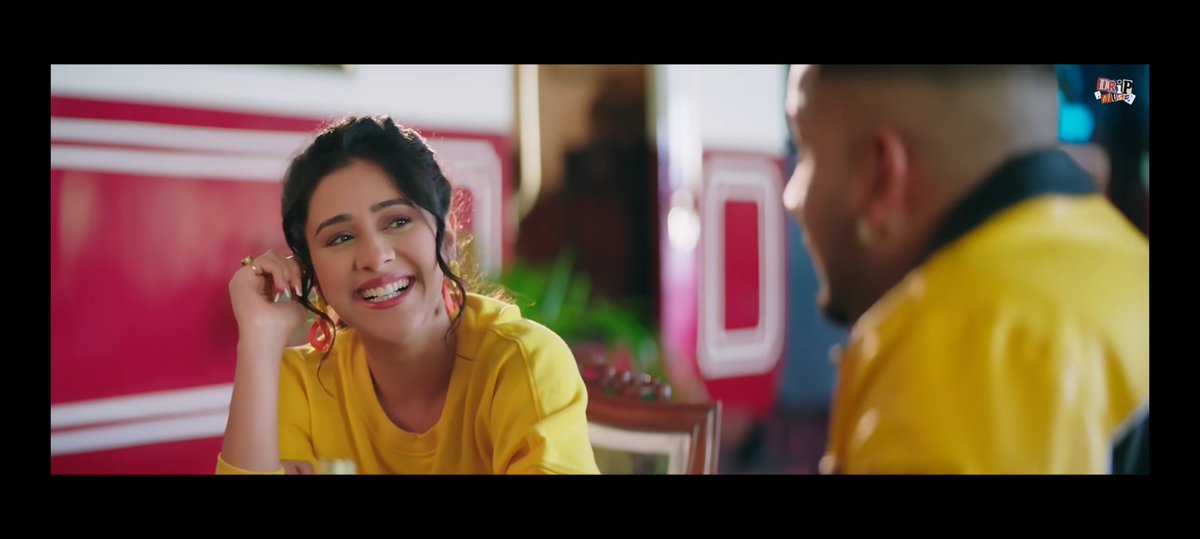kaleshikanak's tweet photo. She had such pretty looks both indian & western in this mv & i loved this for us😭❤️
@nawab_hiba please start doing MVs again, we really miss that era🤌😭 PLEASE!!
#HibaNawab #Chabbi https://t.co/rzZ4FpybGh