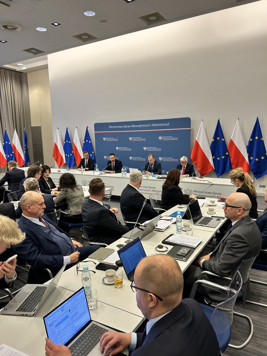 Piątek zawsze jest dobrym dniem na małe podsumowanie minionego tygodnia✌️

Po wtorkowym spotkaniu połączonych zespołów Komisji Wspólnej Rządu i Samorządu Terytorialnego, w środę uczestniczyliśmy w posiedzeniu plenarnym, gdzie m.in. podsumowaliśmy prace nad
