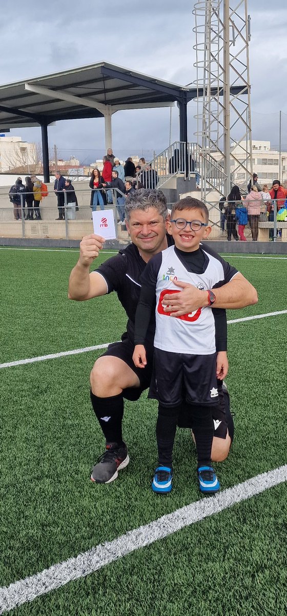 ⚽️🔝 La setmana passa, el jugador Joan Miquel Ballester va rebre una targeta blanca 👏🏽

Va avisar a <a href="/JuanmaAlbiol/">Juanma</a> que ell havia tocat la pilota i que era treta de córner per l’equip rival.

Enhorabona, Joan Miquel!