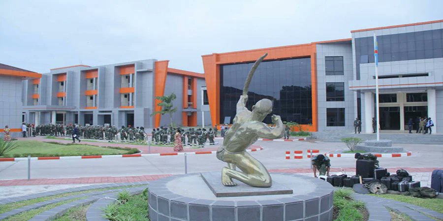 En mettant en place le Collège des Hautes Études de Stratégie et de Défense (CHESD) en 2017, Joseph Kabila nourrissait une vision ambitieuse : celle de faire du CHESD une véritable école d’élite, où les meilleurs esprits congolais et africains viendraient se former aux grandes