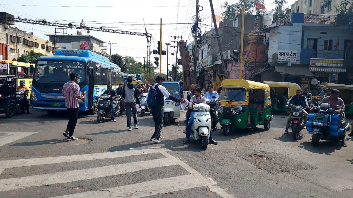 inclimatmission's tweet image. Day 2: #IndoreClimateMission campaign by Sports Department, Govt. Holkar Science College at Navlakha Square ☀️🌎