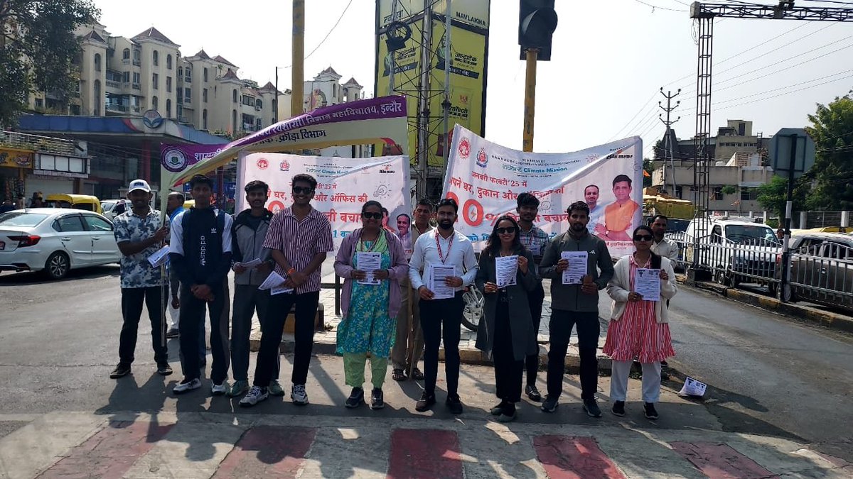 inclimatmission's tweet image. Day 2: #IndoreClimateMission campaign by Sports Department, Govt. Holkar Science College at Navlakha Square ☀️🌎