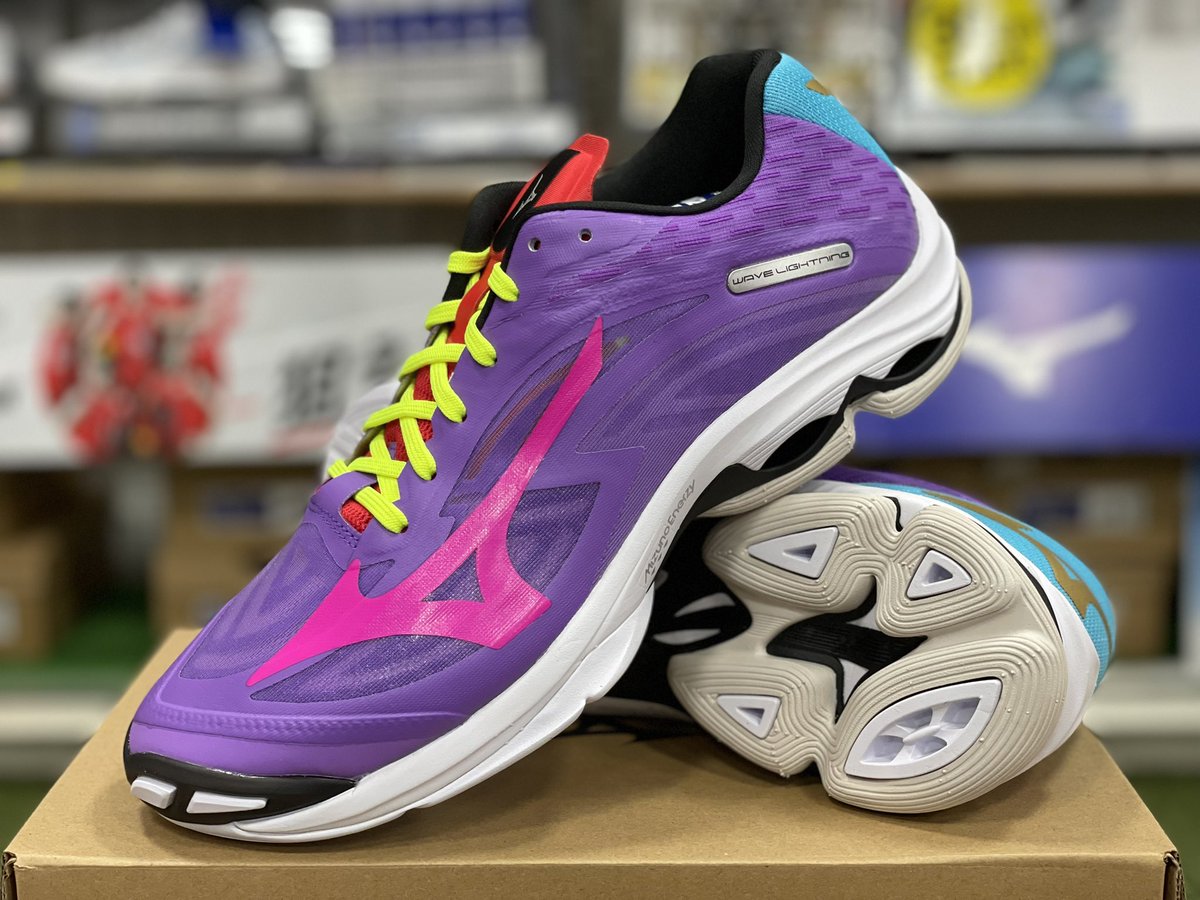 gallery2volley's tweet photo. 【#オーダーシューズご紹介】
#ミズノ オーダーシューズ (#WAVELIGHTNING Type) ¥18,700
ミズノオーダーシューズを作成しました🎶
パープルベースの配色がきれいなので明るいカラーにも合わせやすい✨
#ギャラリー2渋谷店 にてオーダーシューズご注文受付中‼️
#バレーボール https://t.co/iO2YY0GVoD