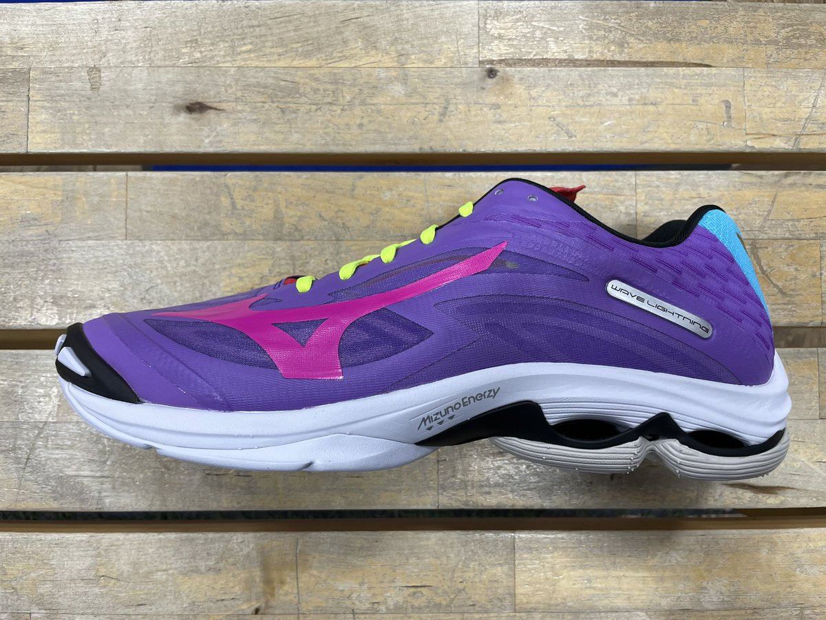 gallery2volley's tweet photo. 【#オーダーシューズご紹介】
#ミズノ オーダーシューズ (#WAVELIGHTNING Type) ¥18,700
ミズノオーダーシューズを作成しました🎶
パープルベースの配色がきれいなので明るいカラーにも合わせやすい✨
#ギャラリー2渋谷店 にてオーダーシューズご注文受付中‼️
#バレーボール https://t.co/iO2YY0GVoD
