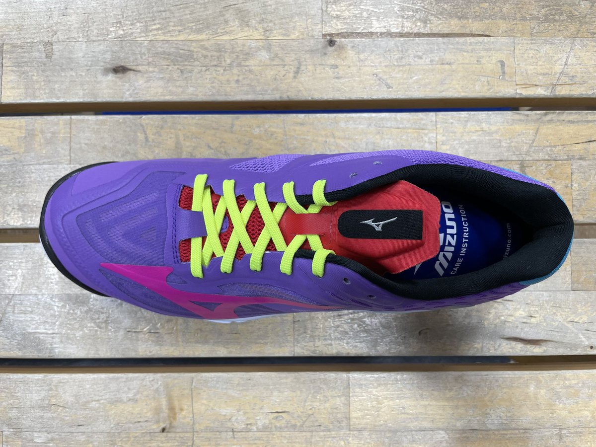 gallery2volley's tweet photo. 【#オーダーシューズご紹介】
#ミズノ オーダーシューズ (#WAVELIGHTNING Type) ¥18,700
ミズノオーダーシューズを作成しました🎶
パープルベースの配色がきれいなので明るいカラーにも合わせやすい✨
#ギャラリー2渋谷店 にてオーダーシューズご注文受付中‼️
#バレーボール https://t.co/iO2YY0GVoD