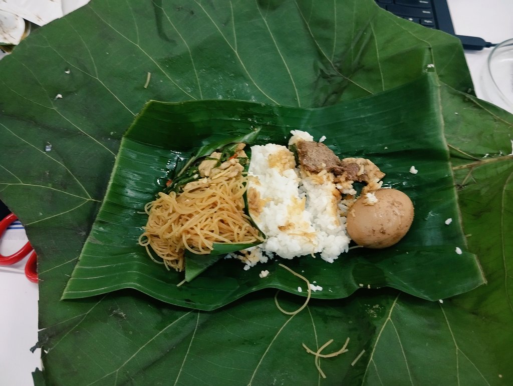 Au_rinjani's tweet image. Gue beli nasi berkat, dan dibungkus dg daun jati, trs ada yg komen gini:
"2025 tapi bungkus masih menggunakan daun jati"

Woy ini justru tanda mencintai lingkungan, jangan dikit-dikit plastik sekali pakai, plastik itu susah diurai, daun 3 hari sudah terurai ditanah.