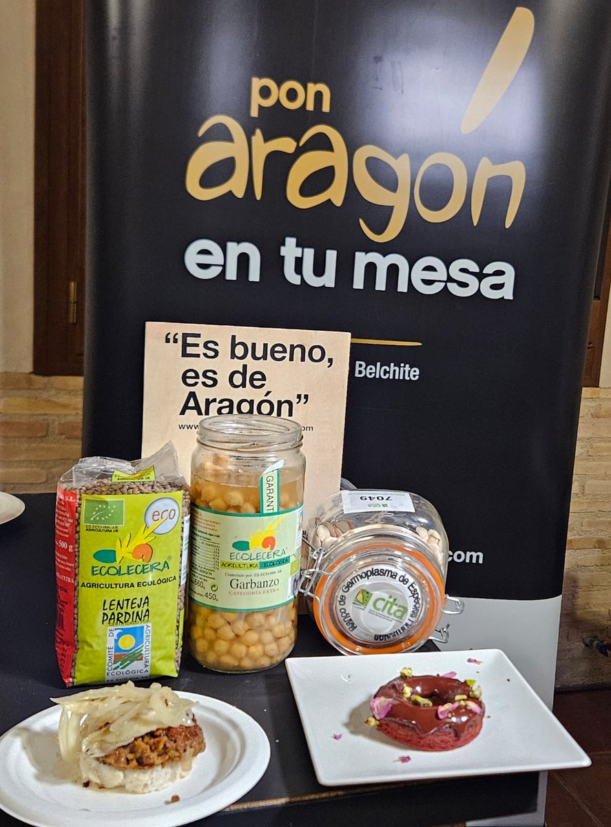 🫘 Ayer se celebró la Feria de la Legumbre de #Lécera

👥 Un evento al que asistió la responsable del Banco de Germoplasma Hortícola del CITA, Cristina Mallor, quien además compartió con los asistentes sus conocimientos sobre cultivo y recuperación de la #legumbre local