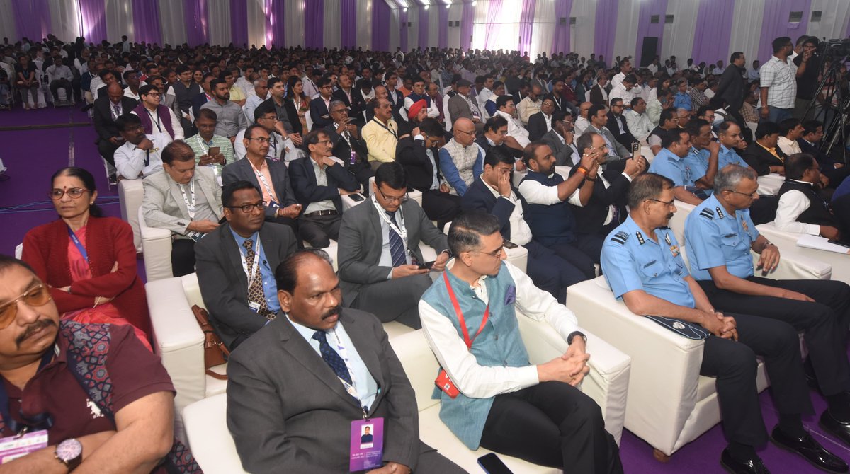 Nitin Gadkari (@nitin_gadkari) on Twitter photo 📍 𝓝𝓪𝓰𝓹𝓾𝓻
विदर्भ में औद्योगिक विकास को बढ़ावा देने के उद्देश्य से नागपुर में 07 से 09 फरवरी 2025 तक आयोजित 'खासदार (सांसद) औद्योगिक महोत्सव - Advantage Vidarbha' का आज महाराष्ट्र के मुख्यमंत्री श्री <a href="/Dev_Fadnavis/">Devendra Fadnavis</a> जी ने राज्य के उद्योग मंत्री श्री <a href="/samant_uday/">Uday Samant</a> जी, मंत्री 📍 𝓝𝓪𝓰𝓹𝓾𝓻
विदर्भ में औद्योगिक विकास को बढ़ावा देने के उद्देश्य से नागपुर में 07 से 09 फरवरी 2025 तक आयोजित 'खासदार (सांसद) औद्योगिक महोत्सव - Advantage Vidarbha' का आज महाराष्ट्र के मुख्यमंत्री श्री <a href="/Dev_Fadnavis/">Devendra Fadnavis</a> जी ने राज्य के उद्योग मंत्री श्री <a href="/samant_uday/">Uday Samant</a> जी, मंत्री