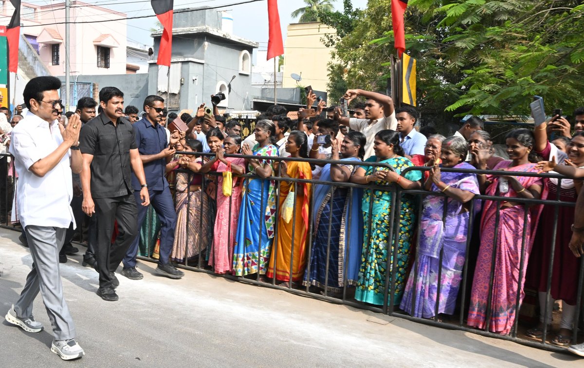 CMOTamilnadu's tweet photo. மாண்புமிகு முதலமைச்சர் @mkstalin அவர்கள் திருநெல்வேலி அரசு விழாவிற்கு செல்லும் வழியில் மாணவ, மாணவியர்கள் மற்றும் பெருந்திரளான பொதுமக்கள் உற்சாக வரவேற்பு அளித்தனர். https://t.co/w0Hk9UTzTG