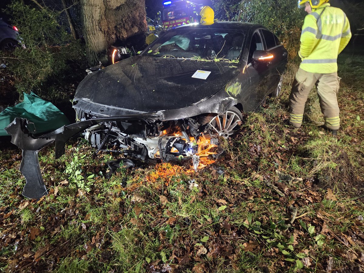 markparris01's tweet photo. One lucky driver this morning, that tree was close 🙈 https://t.co/QquTnfmdzm