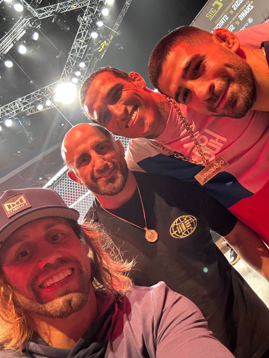 🤩 Is this the greatest MMA picture?