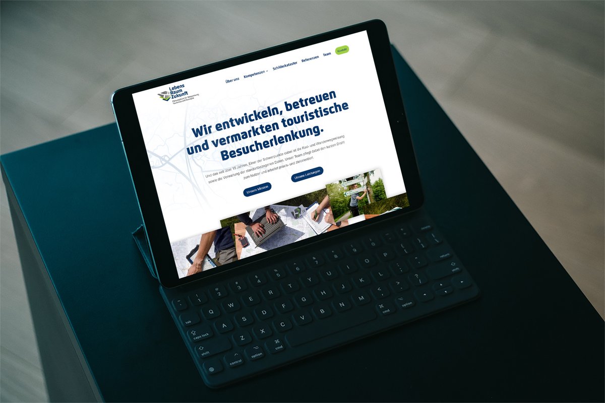 Eine Erfolgsgeschichte aus #Kiel:  Bereits knapp 50.000 Standorte und ein Streckennetz von über 35.000 km  werden im digitalen Online-Schilderkataster des Planungsbüros #LebensraumZukunft verwaltet.

Mehr unter lebensraumzukunft.de/schilderkatast… #Schilderkataster #Wegweisung #Tourismus