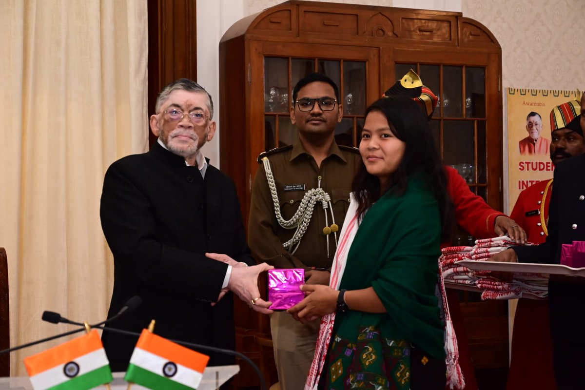 jhar_governor's tweet photo. अंतर-राज्य छात्र जीवन दर्शन (Students' Experience in Inter-state Living- SEIL) के तहत विभिन्न राज्यों से आए 'राष्ट्रीय एकात्मता यात्रा-2025' के प्रतिभागियों से आज राज भवन में संवाद किया।

यह यात्रा युवाओं को भारत की सांस्कृतिक व सामाजिक विविधता को समझने का अद्भुत अवसर देती है। https://t.co/YxY5u5kziC