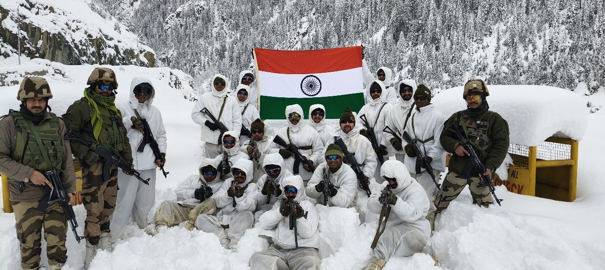 CISFHQrs's tweet image. जवान हिंद के अडिग रहो डटे,
न जब तलक निशान शत्रु का हटे,
हज़ार शीश एक ठौर पर कटे,
ज़मीन रक्त-रुंड-मुंड से पटे,
तजो न सूचिकाग्र भूमि-भाग भी। ~ हरिवंशराय बच्चन

&quot;संरक्षण एवं सुरक्षा&quot;
#PROTECTIONandSECURITY with #COMMITMENT
@HMOIndia