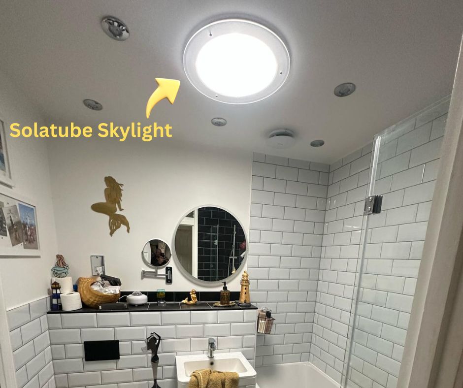 This bathroom had no windows but look at the difference a 290DS #Solatube tubular skylight makes to it.  

If you have a dark room that you would like to get daylight in to, get in touch: buff.ly/46phpJ0 

Thanks for the picture SolaSystems Group.  Great looking install!