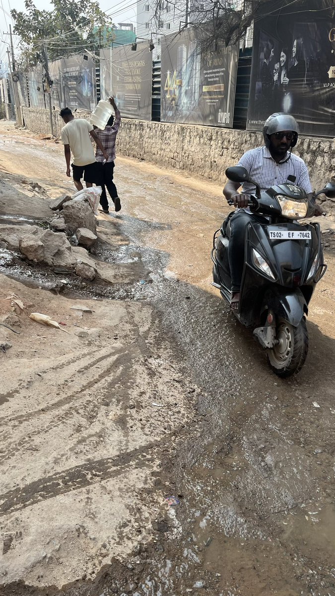 manojkm84's tweet photo. @GHMCOnline @CommissionrGHMC 
The road from Nanakramguda towards The Shree Ram Universal School is in horrible condition with garbage being dump, potholes, overflowing drain, ppl having water overflowing from there tank leading to water wastage and mess.
HELP https://t.co/tFuh08RVSk