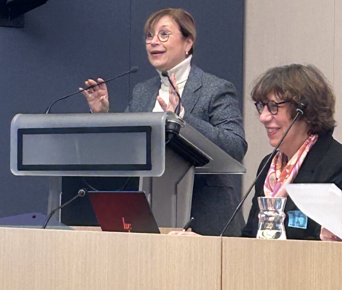 isabelle_blin's tweet photo. Lancement du colloque du @CnfFrance par Dominique Vérien: « la femme : un patient comme les autres? » Elle rappelle le rapport du sénat sur les maux invisibles dans le monde du travail. Il faut des données genrées pour mieux soigner. . #DroitsdesFemmesSenat https://t.co/fuuxMOJqL9