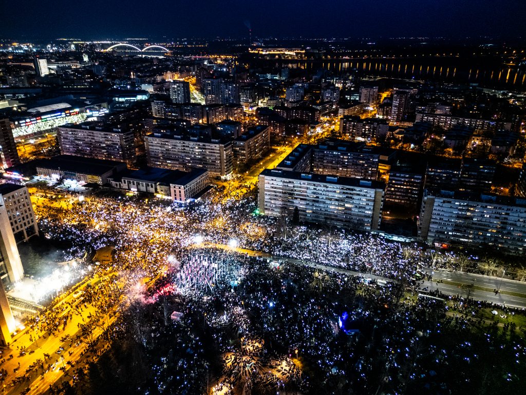Namesto v Evropsko unijo in leto 2025 Aleksandar Vučić Srbijo vodi v čase Slobodana Miloševića. V <a href="/MladaSlovenija/">Mlada Slovenija</a> podpiramo zahteve srbskih študentov po večji transparentnosti in spoštovanju temeljnih demokratičnih načel.

Več na: mladaslovenija.si/2025/02/izjava…