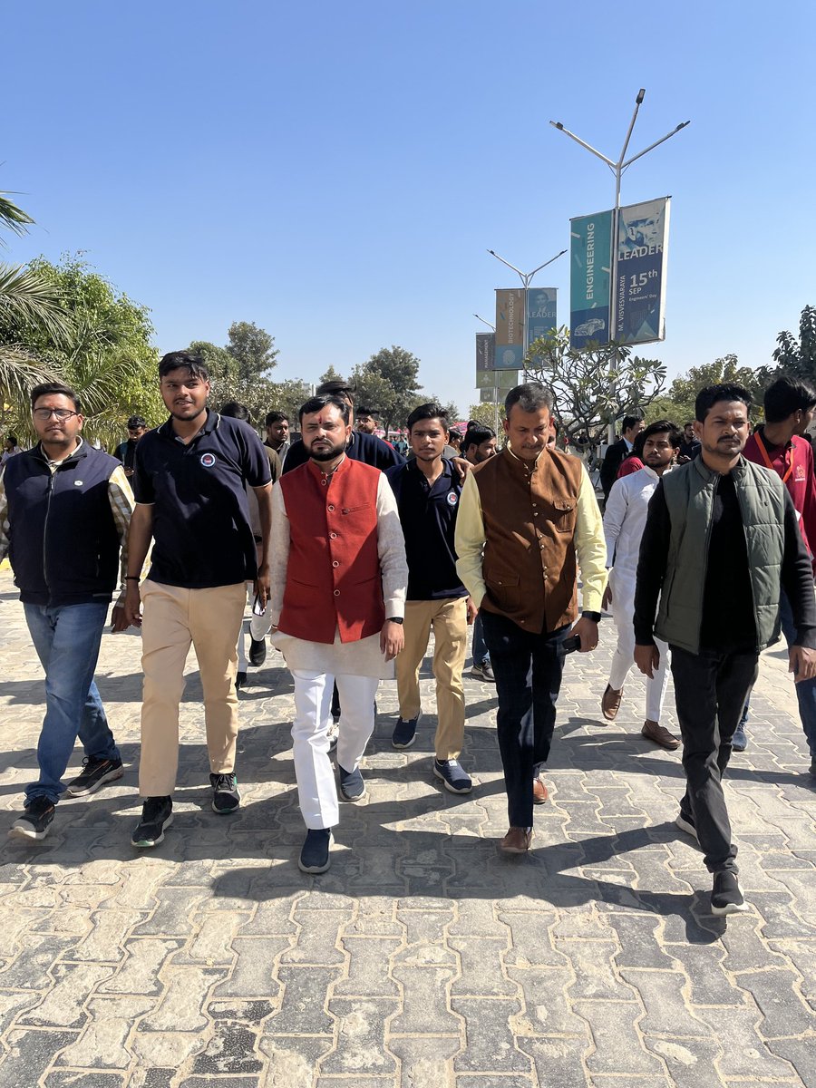 DhirendraSing97's tweet photo. Shri RAMSWAROOP memorial University Lucknow 
(AWASAR) program 
Chief guest (Padma Shri) Prof. H C Verma sir https://t.co/nstEBXUoFF