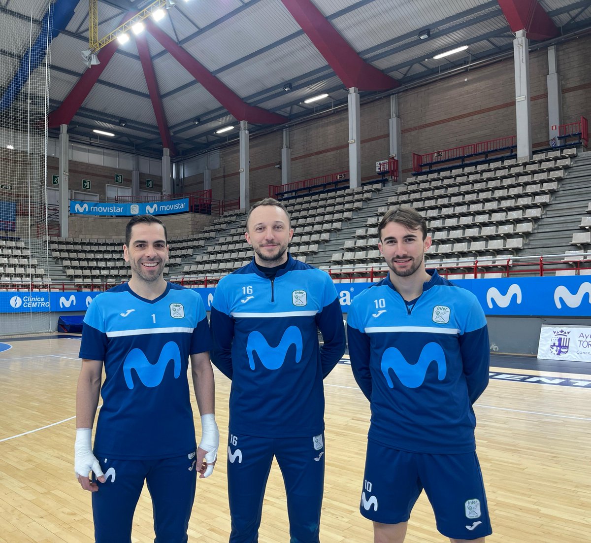 Movistar Inter FS (@intermovistar) on Twitter photo 👋 ¡Buenos días, AFICIÓN! 💙
👀 ¡Mirad quienes están ya por aquí!
🔛 ¡Nuestros tres internacionales ya se encuentran con el grupo a poco más de 24h de medirnos en el Garbajosa a <a href="/WanapixSala10/">Wanapix</a>! 👊
🇪🇸 <a href="/1jesusherrero/">Jesús Herrero Parrón</a> & <a href="/JMinguezRubio/">Javier Minguez</a>
🇸🇰 <a href="/DrahovskyTomas/">Tomáš Drahovský</a>
¡Qué ganas de volver a 👋 ¡Buenos días, AFICIÓN! 💙
👀 ¡Mirad quienes están ya por aquí!
🔛 ¡Nuestros tres internacionales ya se encuentran con el grupo a poco más de 24h de medirnos en el Garbajosa a <a href="/WanapixSala10/">Wanapix</a>! 👊
🇪🇸 <a href="/1jesusherrero/">Jesús Herrero Parrón</a> & <a href="/JMinguezRubio/">Javier Minguez</a>
🇸🇰 <a href="/DrahovskyTomas/">Tomáš Drahovský</a>
¡Qué ganas de volver a