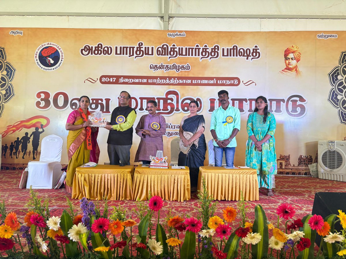 வரலாற்று சிறப்புமிக்க ABVP தென் தமிழகத்தின் மாநில மாநாடு, நாகாலாந்து NIT இயக்குனர் Dr.இளையபெருமாள் மற்றும் ABVP தேசிய துணை தலைவர் ஶ்ரீ.நாகலிங்கம் ஆகியோரால் திருவிலக்கேற்றி துவக்கிவைக்கப்பட்டது .
#30thABVPSTNConf #ABVP