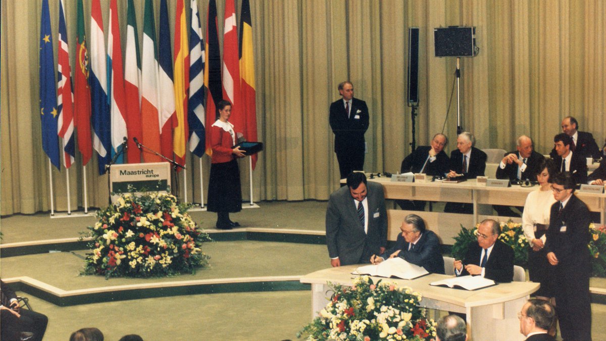 UEFrance's tweet image. 📝 Il y a 33 ans jour pour jour était signé le traité de Maastricht 🎂🇪🇺

Nouveaux droits pour les citoyens, renforcement du @Europarl_FR, coopération accrue dans plusieurs domaines : ce traité permet des avancées majeures → europa.eu/!xmnGf9

#OnThisDay #CeJour