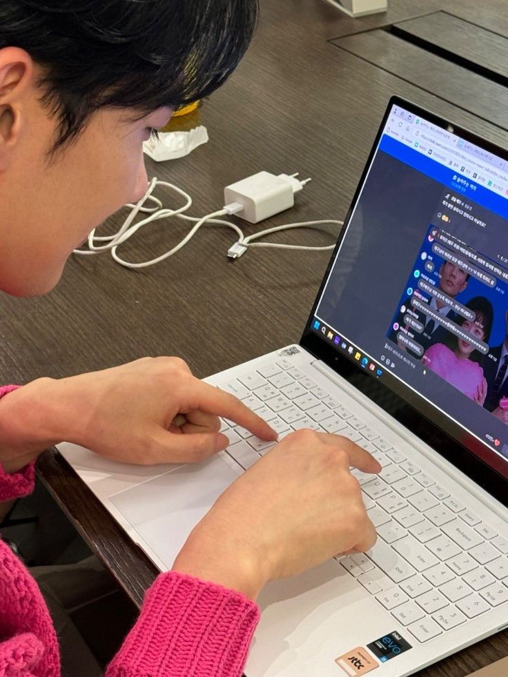 Mengetik pesan cinta utk pacarku @hainsunhwa 🥰