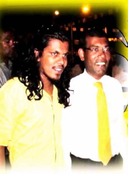 embarados's tweet image. ދިވެހިރާއްޖޭގަ އުފެދުނު ފުރަތަމަ ޑިމޮކްރެޓިކް ވެރިކަން ބަގާވާތަކުން ވައްޓާލި ދުވަސް. ފުލުހުންނާއި ސިފައިން ޖަނަވާރުންގެ ސިފައިގަ ނުކުމެ ގައުމު ފަނާ ކޮއްލި ދުވަސް. ބަގާވާތް ކުރުވި ސިޔާސީ މީހުން ދައުލަތުގެ މަތީ ފަޑީގައި ތިބިހާ ދުވަހަކު ގައުމަށް ރަނގަޅު ގޮތެއް ނުވާނެ. ☝️
#MvCoup